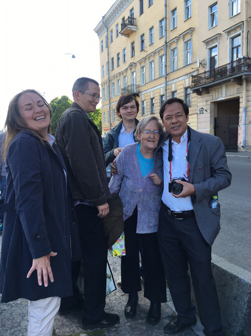 Gia đình người Nga ngẫu nhiên gặp trên đường phố Saint Petersburg nhưng vẫn nở nụ cười như những người thân thiết