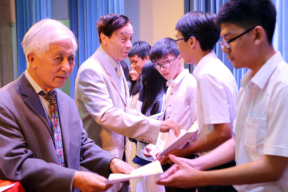 Giáo sư Trần Thanh Vân và giáo sư Odon Vallet trao học bổng cho học sinh ưu tú