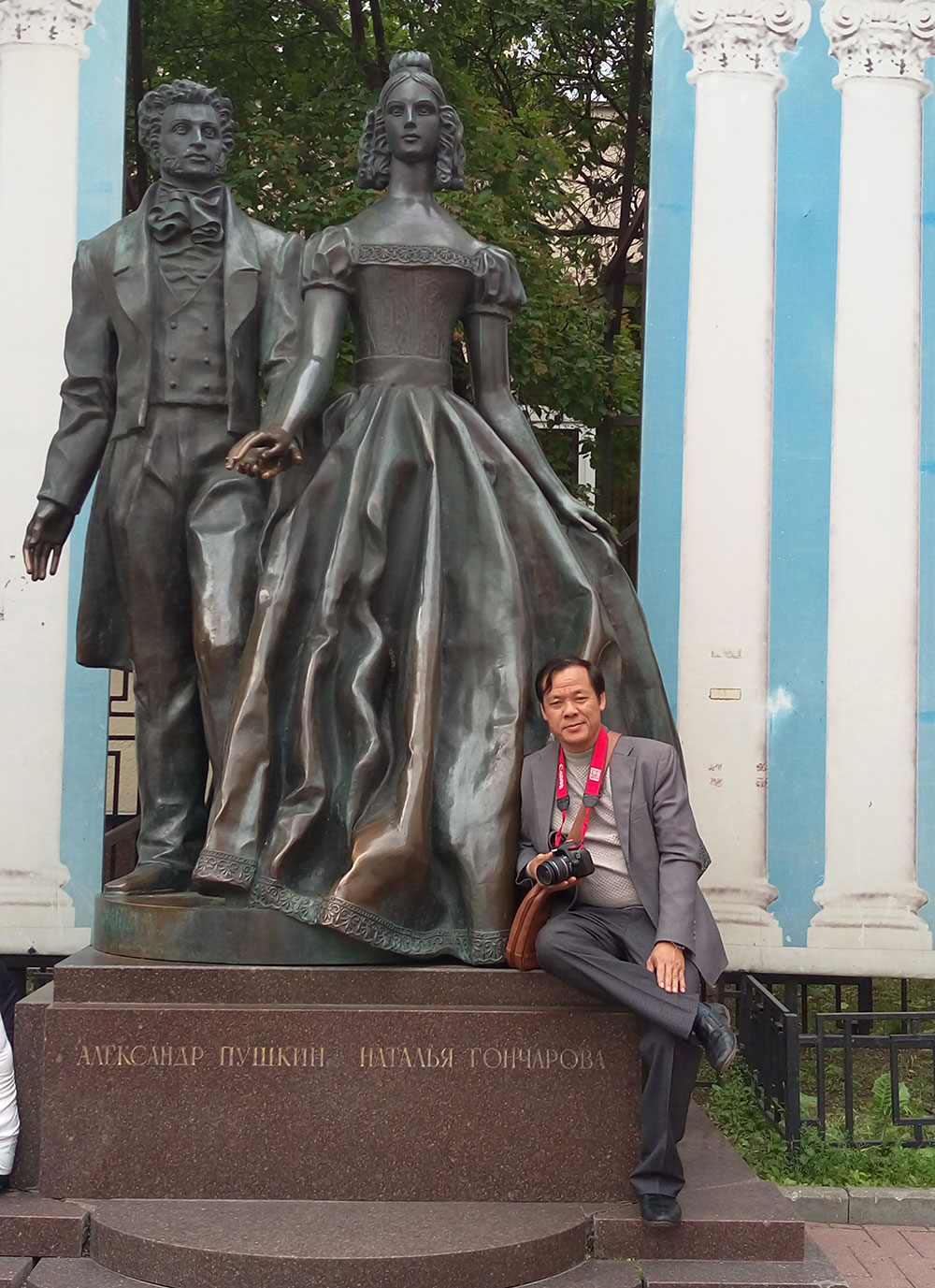 Tác giả dưới chân tượng Đại thi hào Pushkin và Natalia Gôntrarôva - vợ ông