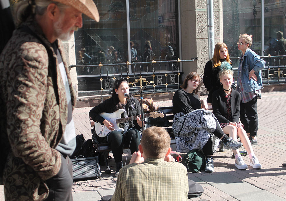Một ban nhạc sinh viên hát rong trên phố