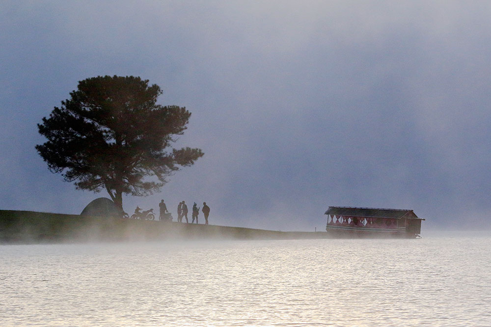 Chiếc thuyền đưa khách tham quan “chui” ở hồ Đankia - Suối Vàng đã bị đình chỉ hoạt động