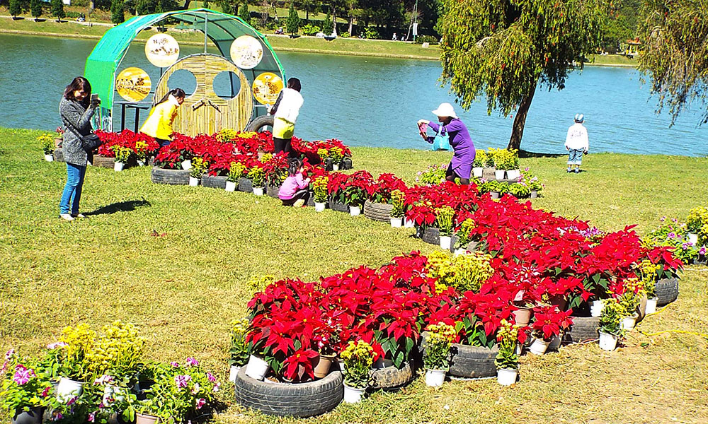 Không gian hoa quanh hồ Xuân Hương tại các kỳ Festival Hoa luôn tạo sức hút mạnh mẽ với đông đảo công chúng. Ảnh: Q.U