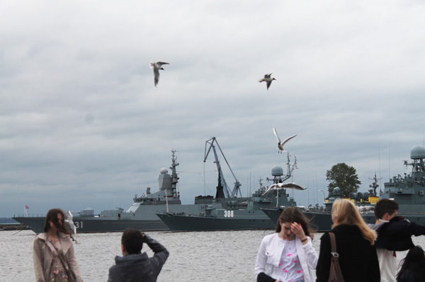 Trước cầu cảng Hạm đội Baltic