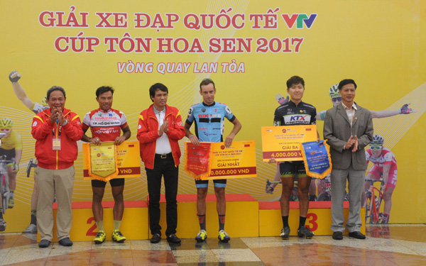 Trao giải cho 3 tay đua về đầu chặng 12 từ Nha Trang lên Đà Lạt
