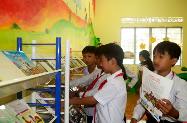 Học sinh Trường Tiểu học Đinh Văn 3 (Lâm Hà) hào hứng đọc sách ở Thư viện thân thiện