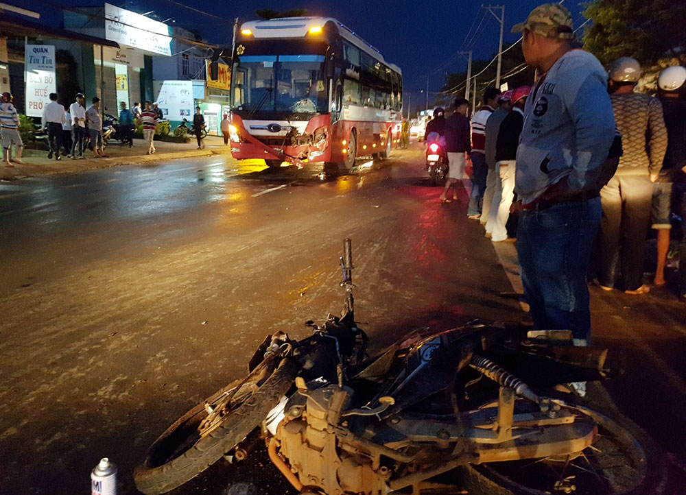 Bảo Lộc: Xe máy đối đầu xe khách Thành Bưởi, 1 người chết tại chỗ