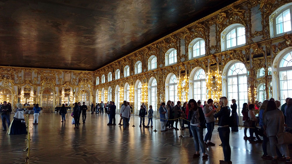 Phòng khiêu vũ được dát bằng vàng ròng của Cung điện mùa Thu