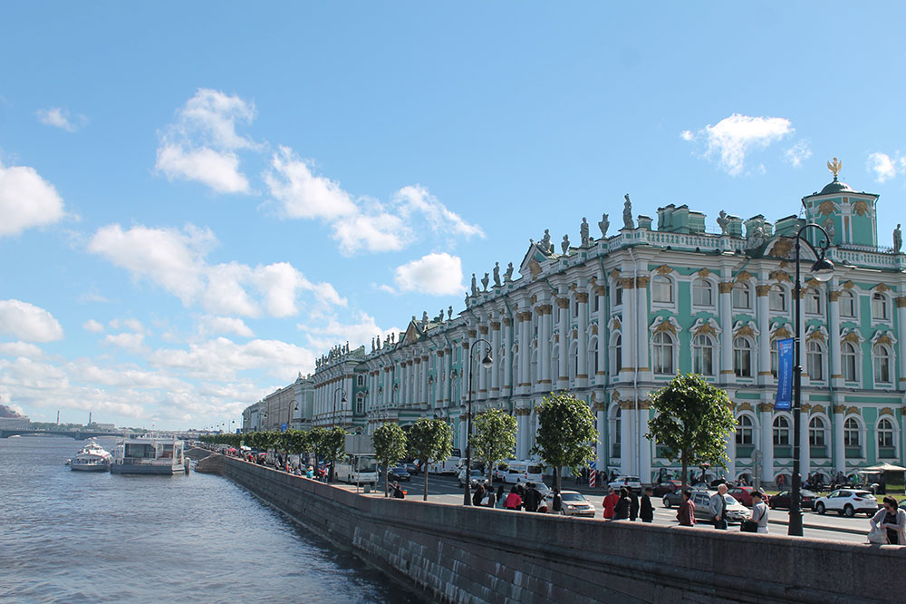 Cung điện mùa Đông - nay là Bảo tàng Hermitage - nhìn từ sông Neva