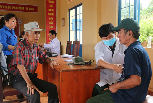Đoàn Kinh tế quốc phòng làm công tác dân vận tại huyện Di Linh