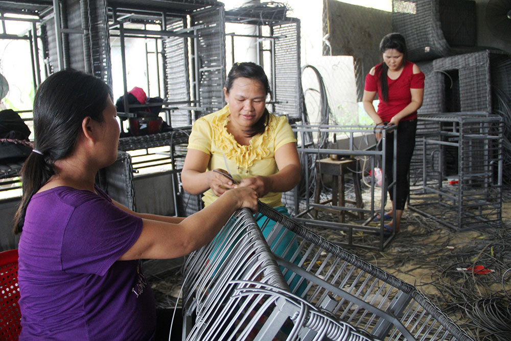 Chị Chu Thị Hường (áo vàng) hướng dẫn cách đan nhựa cho chị em trong THT. Ảnh: K.P