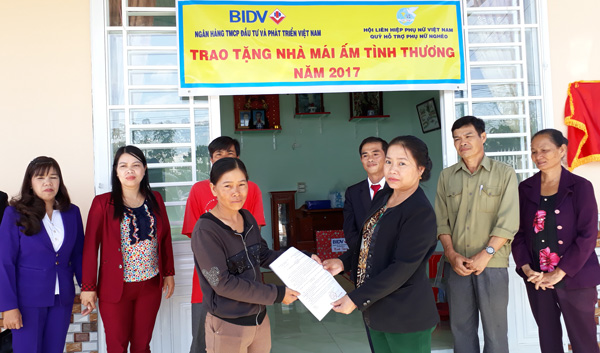 Trao tặng 2 mái ấm tình thương cho phụ nữ nghèo của huyện Bảo Lâm