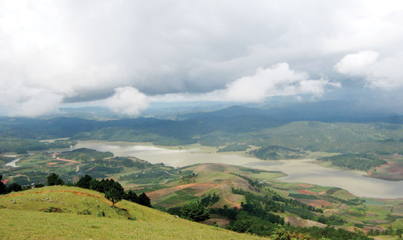 Hồ Đankia nhìn từ đỉnh Langbiang