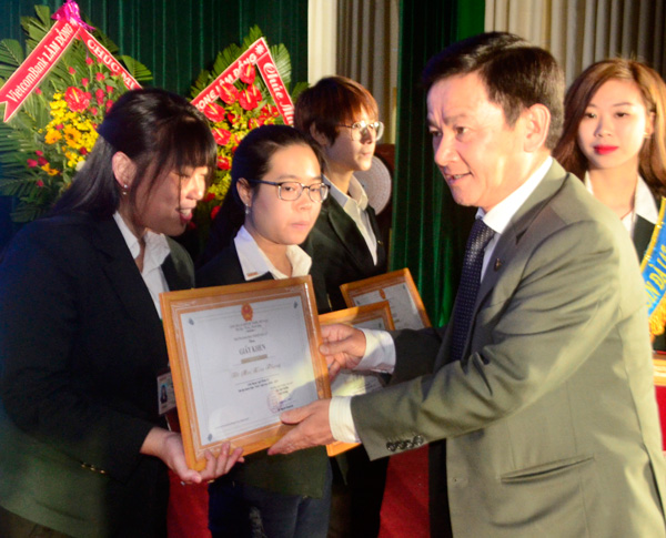  Ông Phan Văn Đa – Phó Chủ tịch UBND tỉnh trao học bổng cho sinh viên xuất sắc