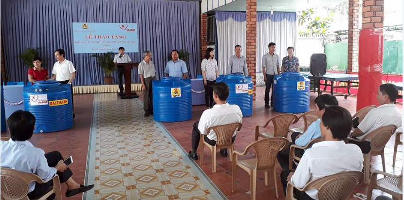 Trao tặng bồn chứa nước cho CNVC - LĐ Đạ Tẻh