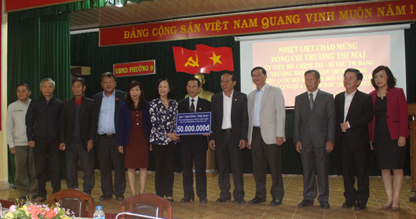 Đồng chí Trương Thị Mai ủng hộ 50 triệu đồng cho Hội Nạn nhân chất độc da cam- Dioxin phường 9