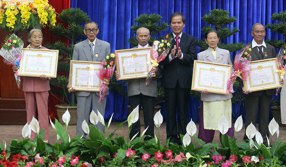 Bí thư Tỉnh ủy Nguyễn Xuân Tiến trao Huy hiệu 55 năm tuổi Đảng cho các đảng viên. Ảnh: H.Nguyệt 