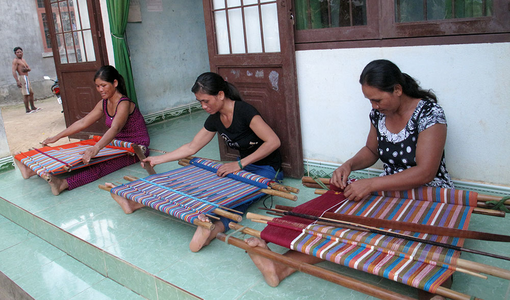 Còn đó những trăn trở làm sao cho chị em theo nghề dệt thổ cẩm truyền thống không bị thất nghiệp trước cơn lốc công nghiệp hóa dệt thổ cẩm bằng máy. Ảnh: A.N