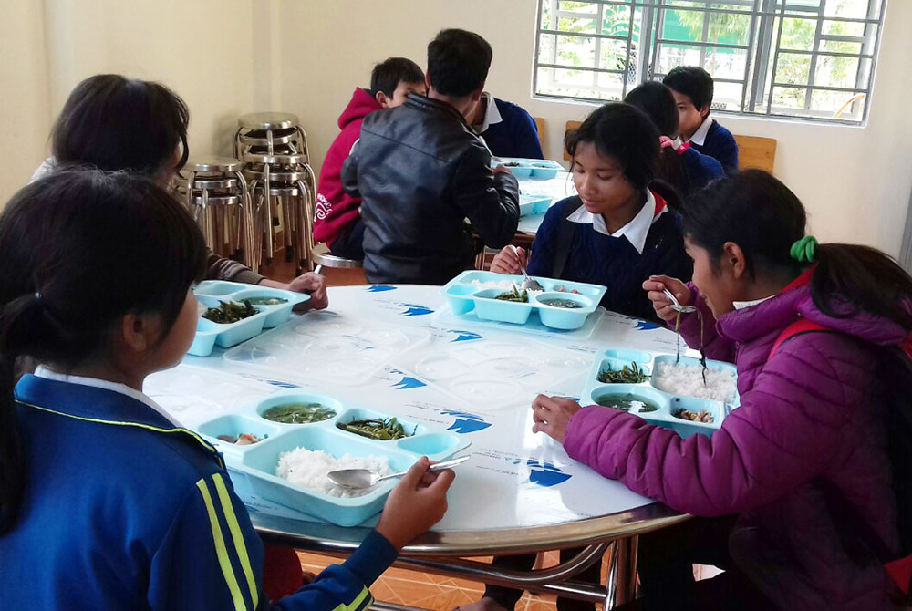 Học sinh DTTS thôn Đông Mang ăn trưa tại phòng ăn nhà bán trú Trường THCS Long Lanh (Đạ Chais, Lạc Dương). Ảnh: T.H