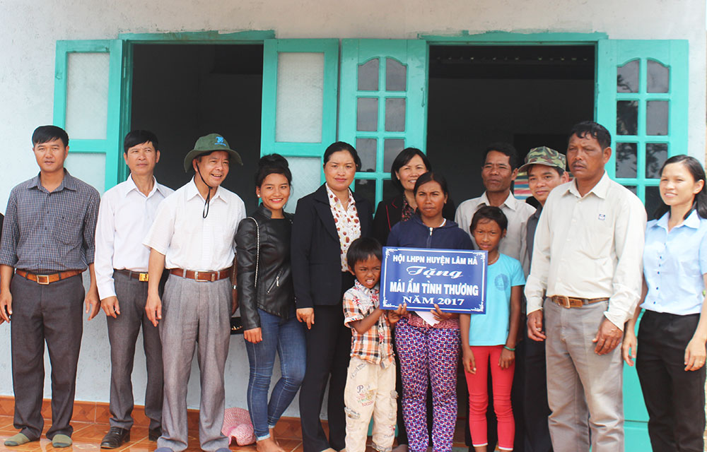 Hội Liên hiệp Phụ nữ huyện Lâm Hà trao nhà “Mái ấm tình thương” trong chuyến công tác dân vận tại xã Mê Linh. Ảnh: Ð.Tú