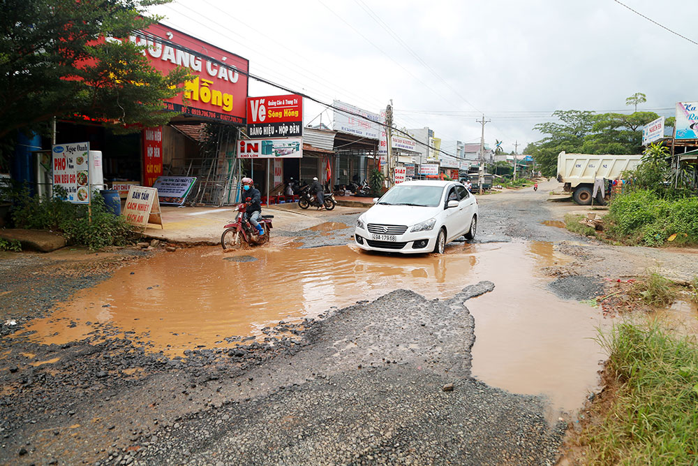 Thị trấn Nam Ban nhiều đoạn đường xuất hiện ổ voi ngập nước mỗi khi mưa xuống. Ảnh: C.Thành