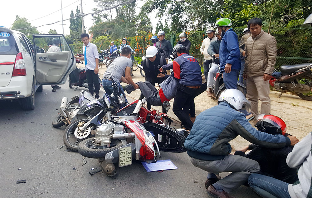 Đà Lạt: Xe máy mất lái, tông trực diện xe đi đúng chiều làm hai người bị thương