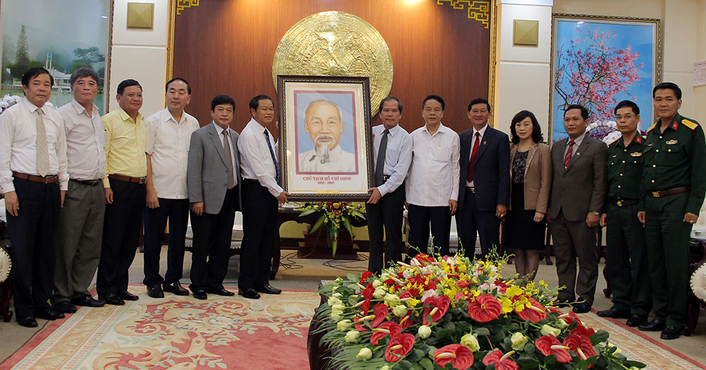 Đoàn công tác của Quốc hội do Đại tướng Đỗ Bá Tỵ - UVBCH TW Đảng, Phó chủ tịch Quốc hội làm trưởng đoàn tặng bức ảnh lưu niệm cho lãnh đạo tỉnh Lâm Đồng