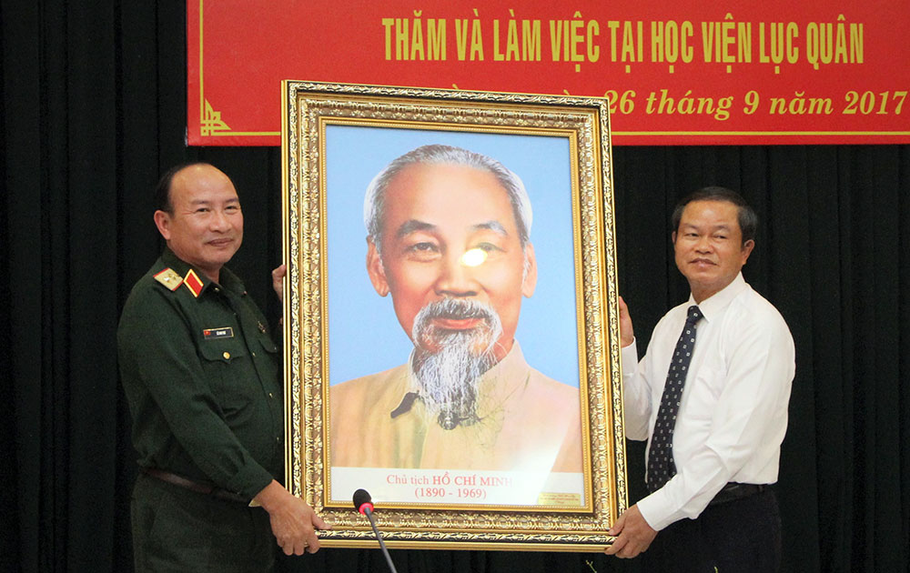 Đại tướng Đỗ Bá Tỵ tặng bức ảnh lưu niệm cho Học viện Lục quân