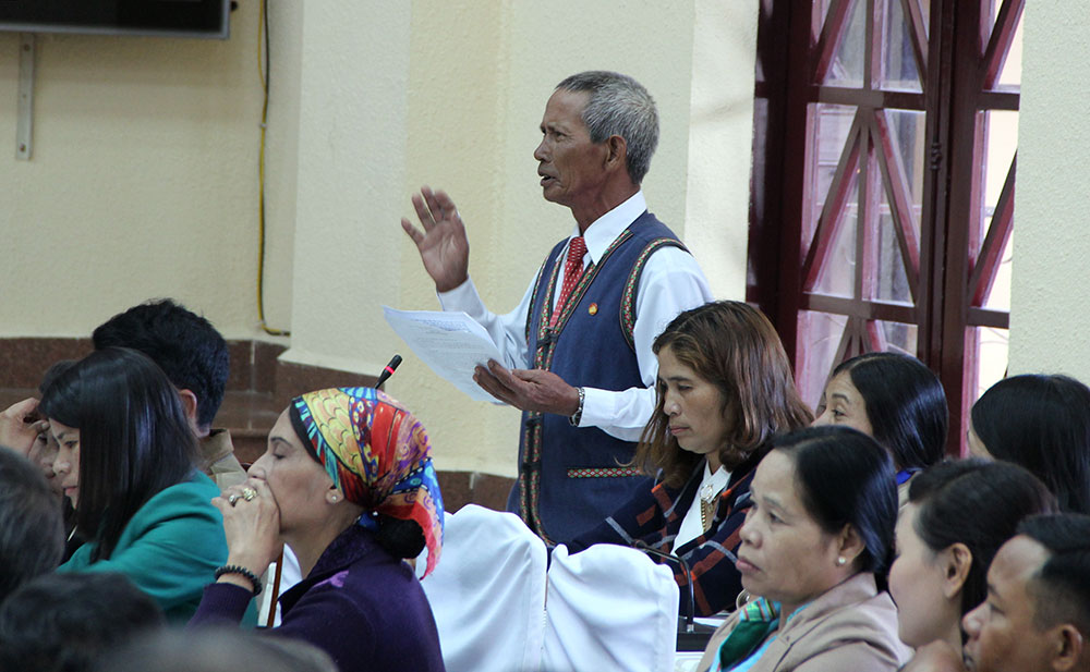 Người dân đóng góp ý kiến tại Hội nghị đối thoại giữa lãnh đạo tỉnh với đại biểu các DTTS. Ảnh: Hoàng My