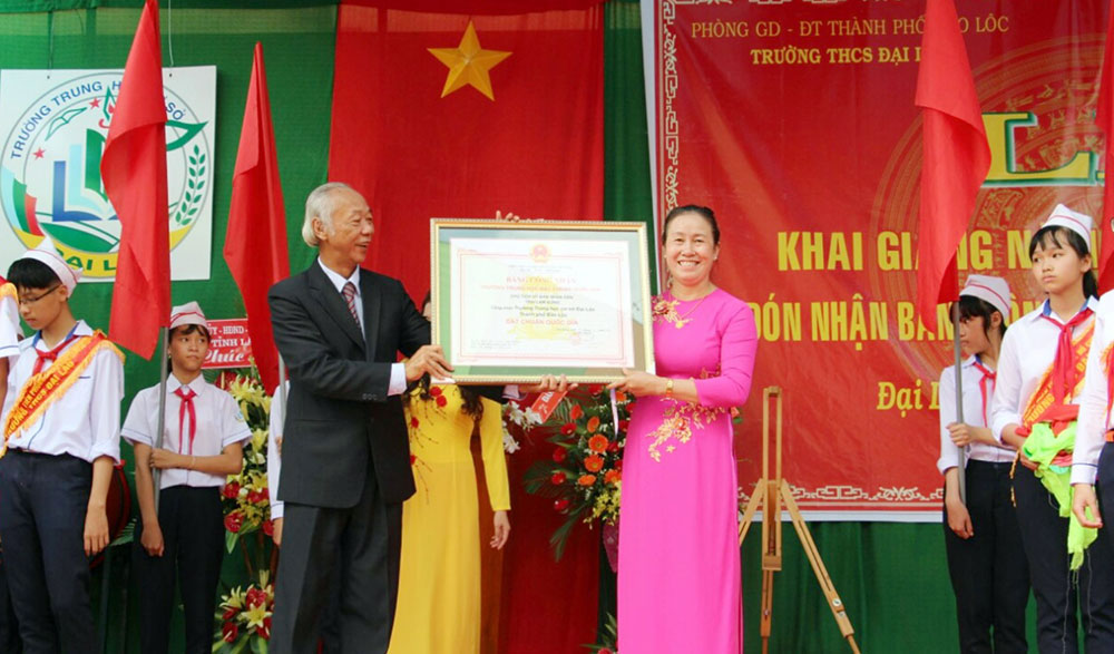 Trường THCS Đại Lào nhận Bằng khen của Chủ tịch UBND tỉnh Lâm Đồng. Ảnh: K.P