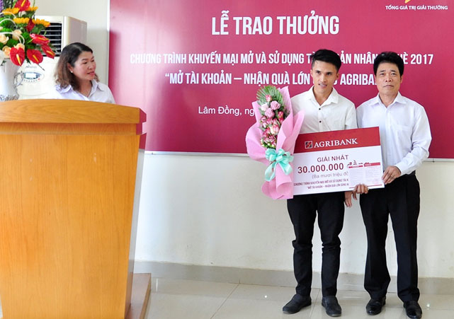 Ông Nguyễn Viết Sanh - Giám đốc Agribank Chi nhánh Lâm Đồng II trao thưởng cho khách hàng Bùi Văn Trung