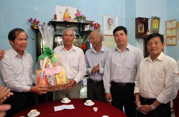 Lãnh đạo tỉnh thăm và tặng quà cho người cao tuổi tại TP Bảo Lộc