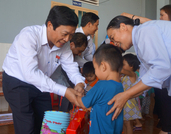 Đồng chí Đoàn Văn Việt tặng quà giúp trẻ em Mái ấm Tín Thác