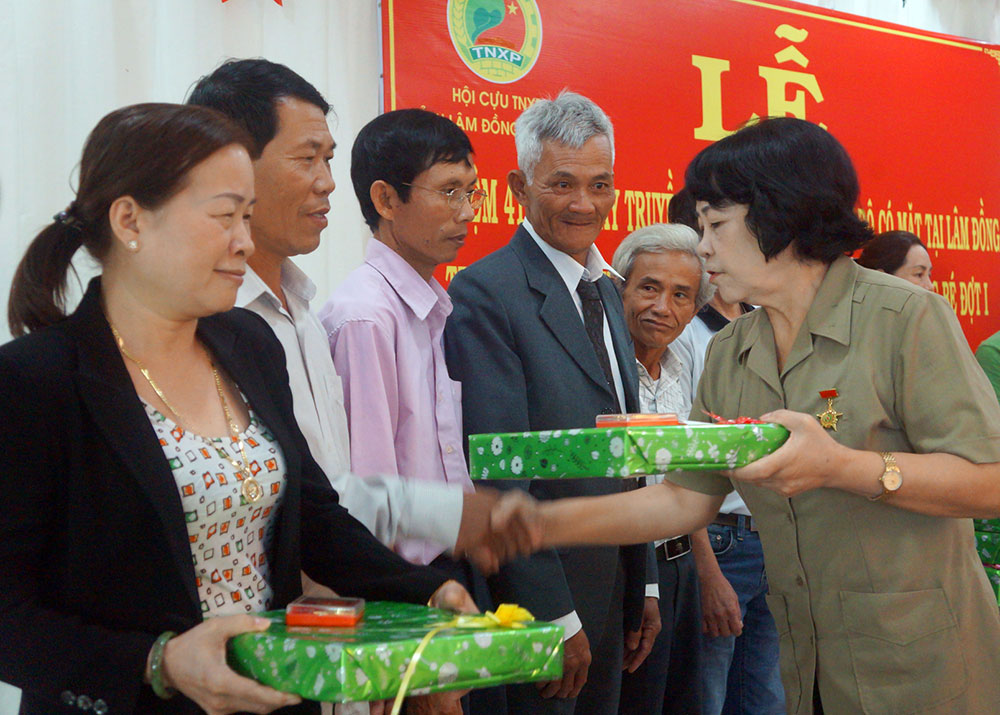 Trao Kỷ niệm chương Thanh niên xung phong tại Bảo Lộc
