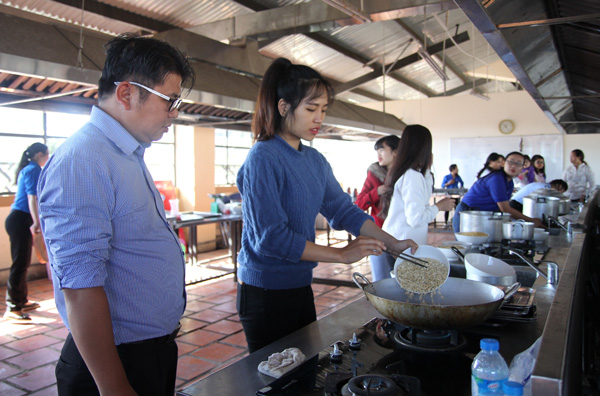 Hơn 50 đoàn viên học làm bánh trung thu tặng trẻ em nghèo