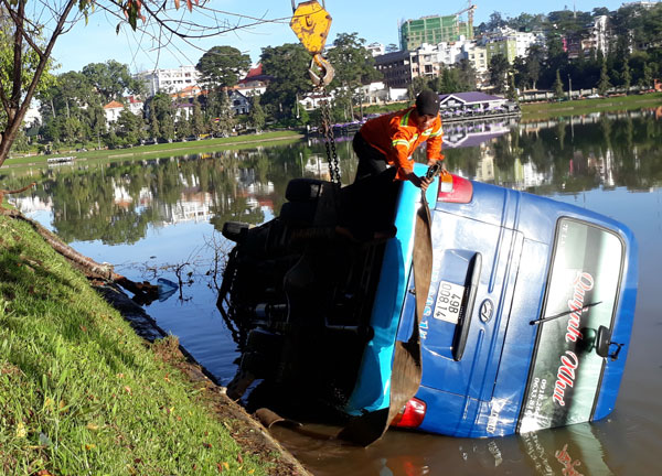 Chiếc xe khách mất lái lao hẳn xuống hồ Xuân Hương sáng nay