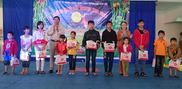 Lãnh đạo TP Bảo Lộc tặng quà Trung thu cho trẻ em có hoàn cảnh đặc biệt