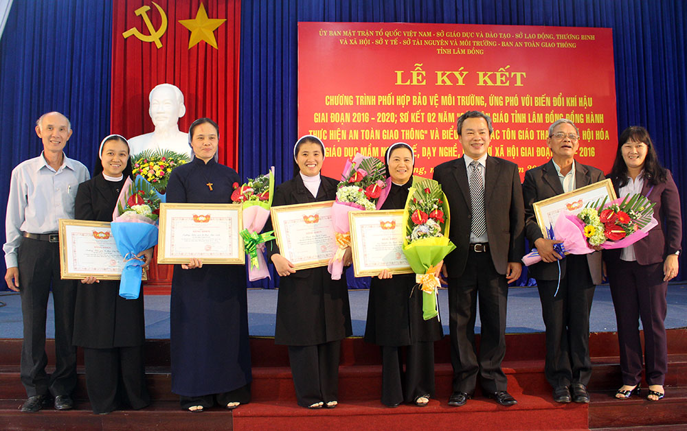Biểu dương người công giáo Lâm Đồng tích cực tham gia các phong trào thi đua yêu nước. Ảnh: N.Thu