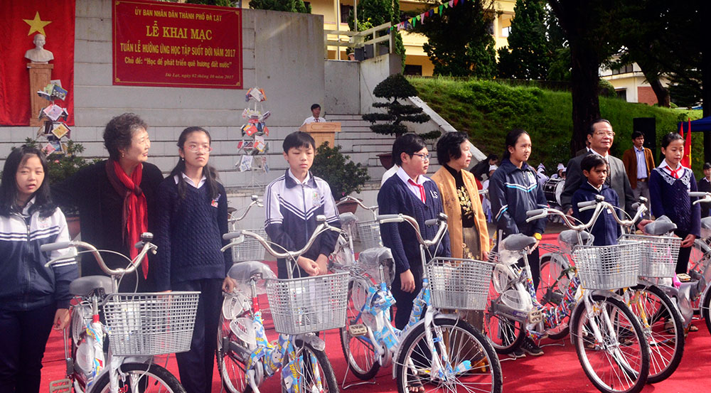 Trao tặng xe đạp cho học sinh THCS có hoàn cảnh khó khăn vươn lên trong học tập