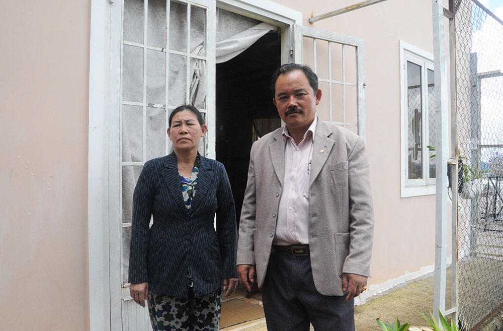  Ông Trương Bá Quý - Chủ tịch Hội Chữ thập đỏ Phường 7 cùng bà Nguyễn Thị Hương - chủ nhà bên ngôi nhà được Hội Chữ thập đỏ Phường 7 hỗ trợ xây dựng. Ảnh: G.K