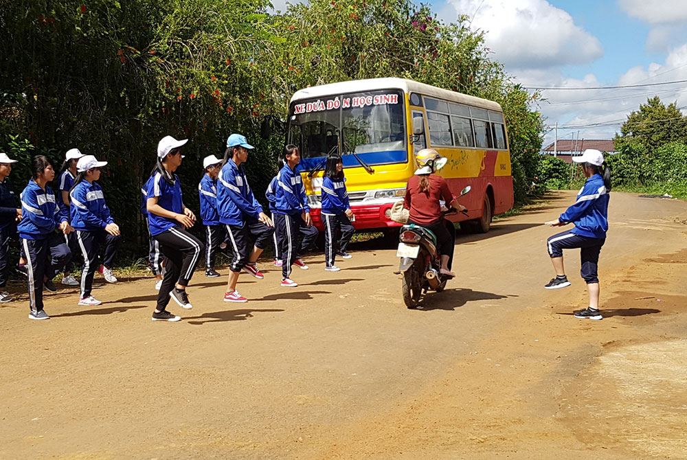 Suốt 2 năm qua, hơn 500 học sinh Trường THPT Nguyễn Huệ phải học thể dục ngoài đường. Ảnh: Hải Đường