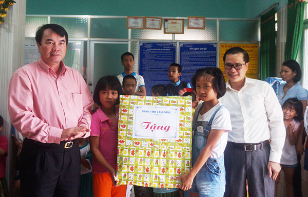 Ông Phạm S, Phó Chủ tịch UBND tỉnh Lâm Đồng tặng quà giúp các trẻ