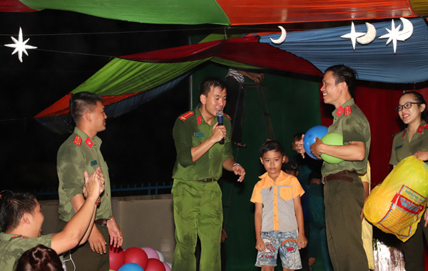 Công an Lâm Đồng: Tổ chức "Đêm hội trăng rằm" cho trẻ em Gia Viễn