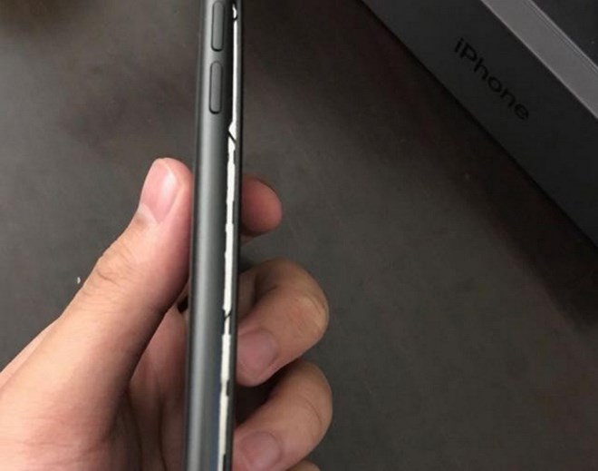 iPhone 8 Plus với màn hình bị phồng nứt khỏi thân máy do người dùng Anthony Wu cung cấp cho MacRumors