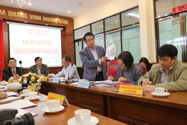 Ông Nguyễn Ngọc Phúc - Giám đốc sở Tài nguyên và Môi trường trả lời câu hỏi liên quan tới vấn đề đảm bảo nguồn nước sạch cho thành phố Đà Lạt và vùng phụ cận