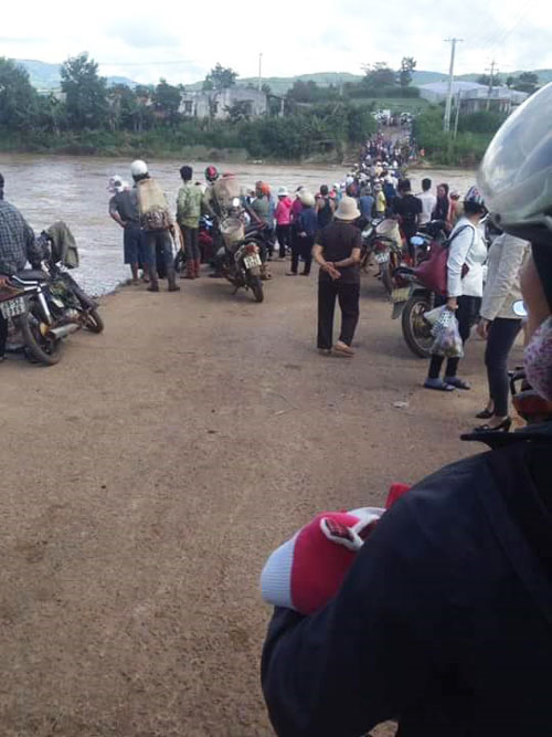 Té ngã giữa cầu, bé gái 8 tuổi rớt xuống sông Đa Nhim mất tích