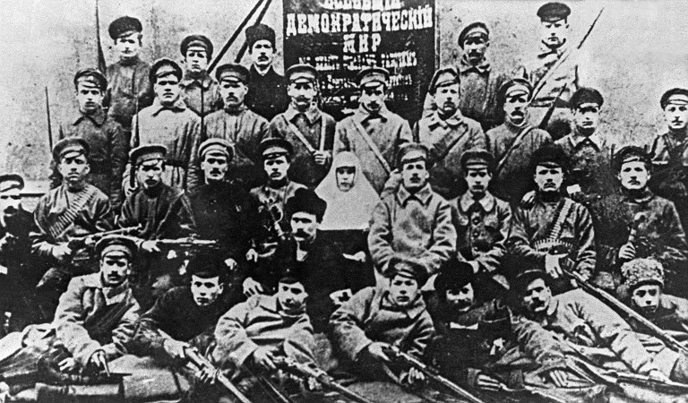 Các chiến sĩ Bolshevik, đơn vị đầu tiên của Hồng quân và các công nhân nhà máy “Triangle” cầm súng vào tháng 11 năm 1917 ở Petrograd. Ảnh tư liệu