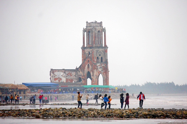 Nhà thờ đổ ven biển thu hút khách du lịch