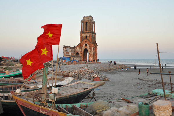 Nhà thờ đổ tồn tại cùng với làng chài Xương Điền, Hải Hậu