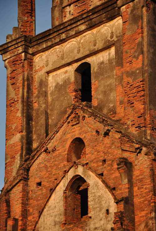 Nhà thờ được xây dựng hoàn toàn bằng gạch nung truyền thống của người Việt