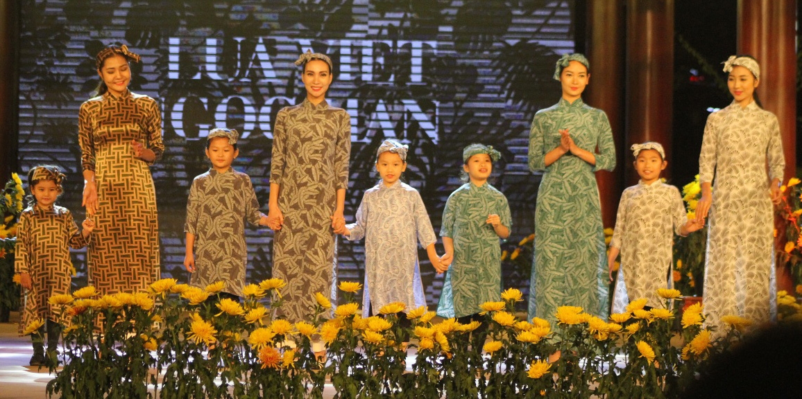 Những người mẫu và siêu mẫu nhí với trang phục áo dài truyền thống 